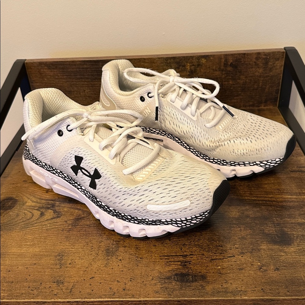 Under Armour Hovr Infinite 2 Sneaker Black and White Size 10.5 - Picture 2 of 8